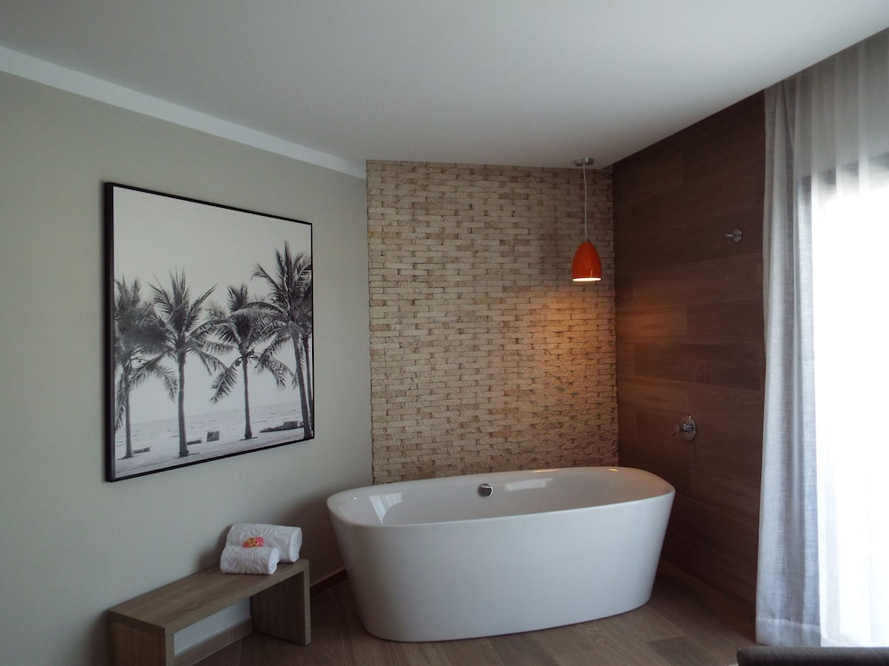 Junior Suite (Deluxe Corner) photo 3