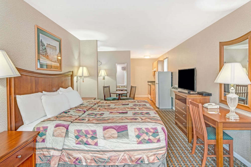 Room, 1 Double Bed, Refrigerator & Microwave - Photo 1