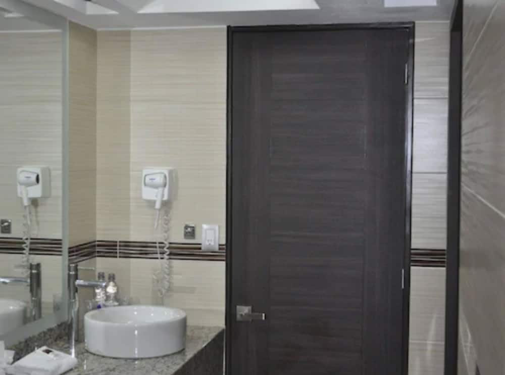 Standard Room, 1 King Bed photo 2