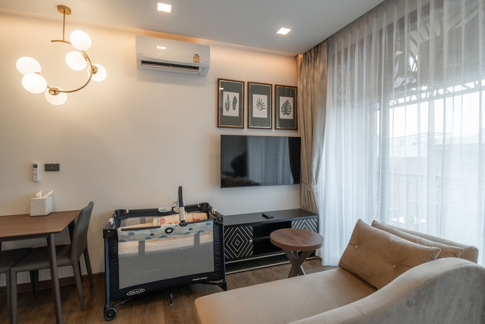 Deluxe Room, 1 King Bed, Bathtub - Photo 12