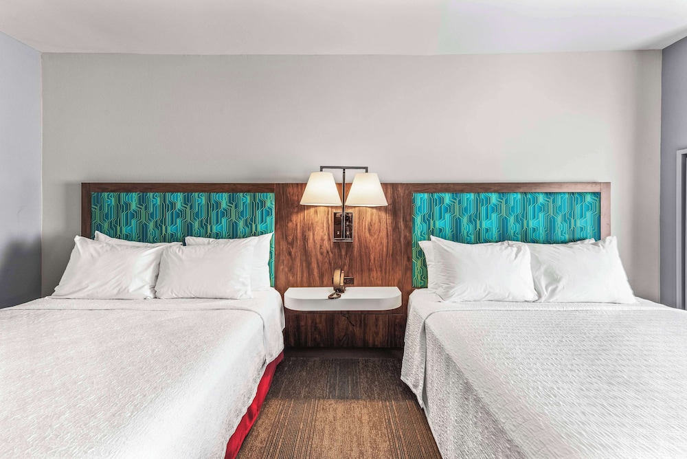Two Double Beds, Non-Smoking, Accessible - Photo 2
