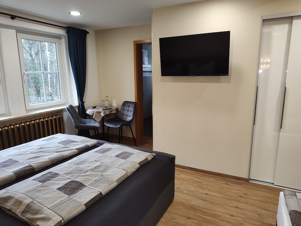 Classic Triple Room, Private Bathroom, Garden View - Photo 4