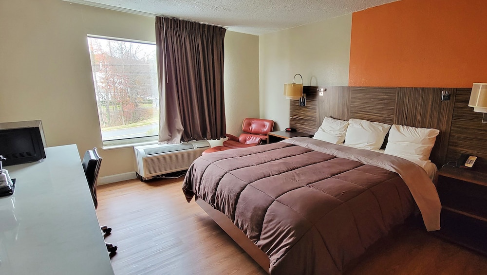 Deluxe Room, 1 King Bed, Non Smoking, Refrigerator & Microwave - Photo 3