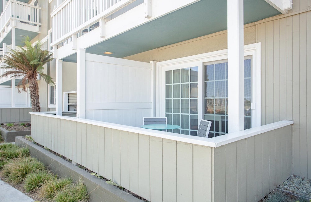 L - Mobility/Hearing Accessible Marina View Queen - Photo 2