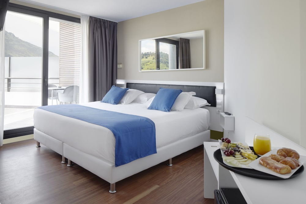 Habitación Doble Deluxe con Vista Parcial al Océano (90 minutos de acceso gratuito al spa por día)