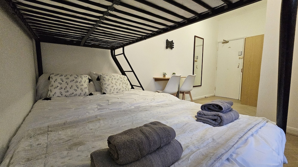 Deluxe Studio, Multiple Beds photo 2