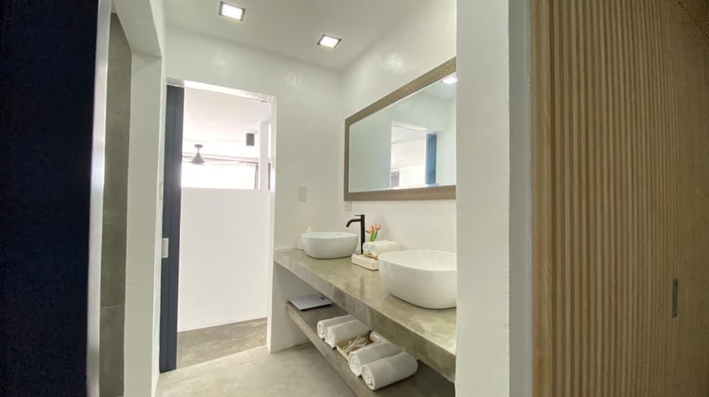 Executive Suite - Photo 12