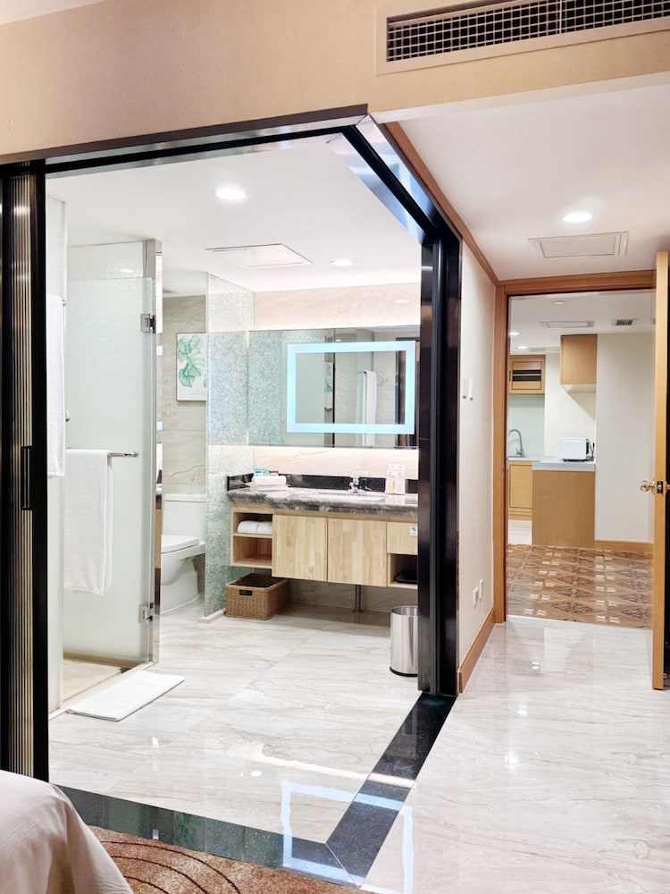 Suite, 1 Bedroom (Walk-In Shower) thumbnail 5