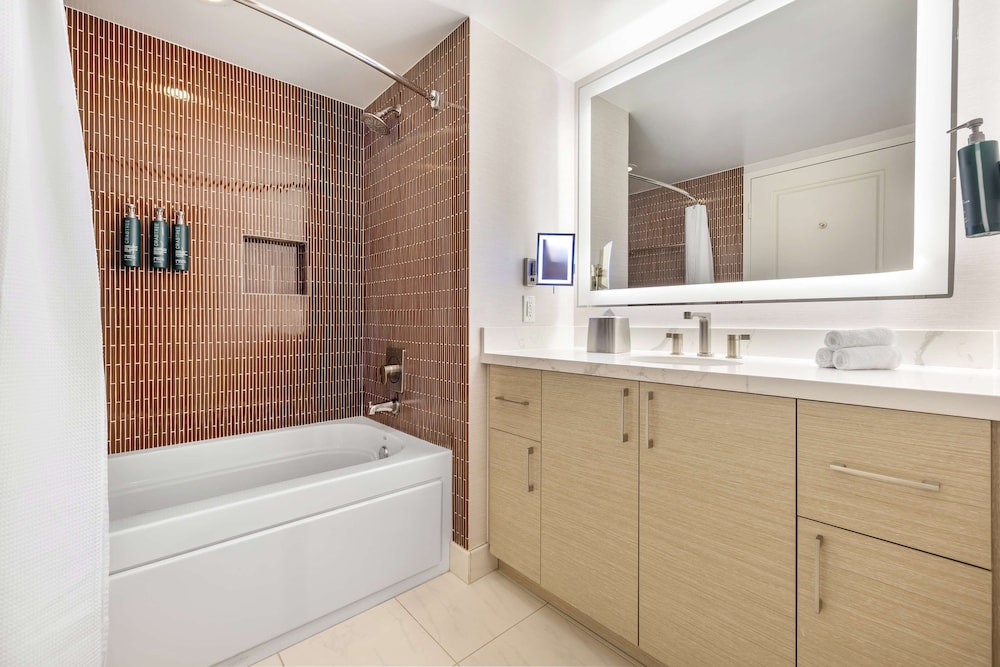 Grand Studio, 1 King Bed, Kitchenette - Photo 8