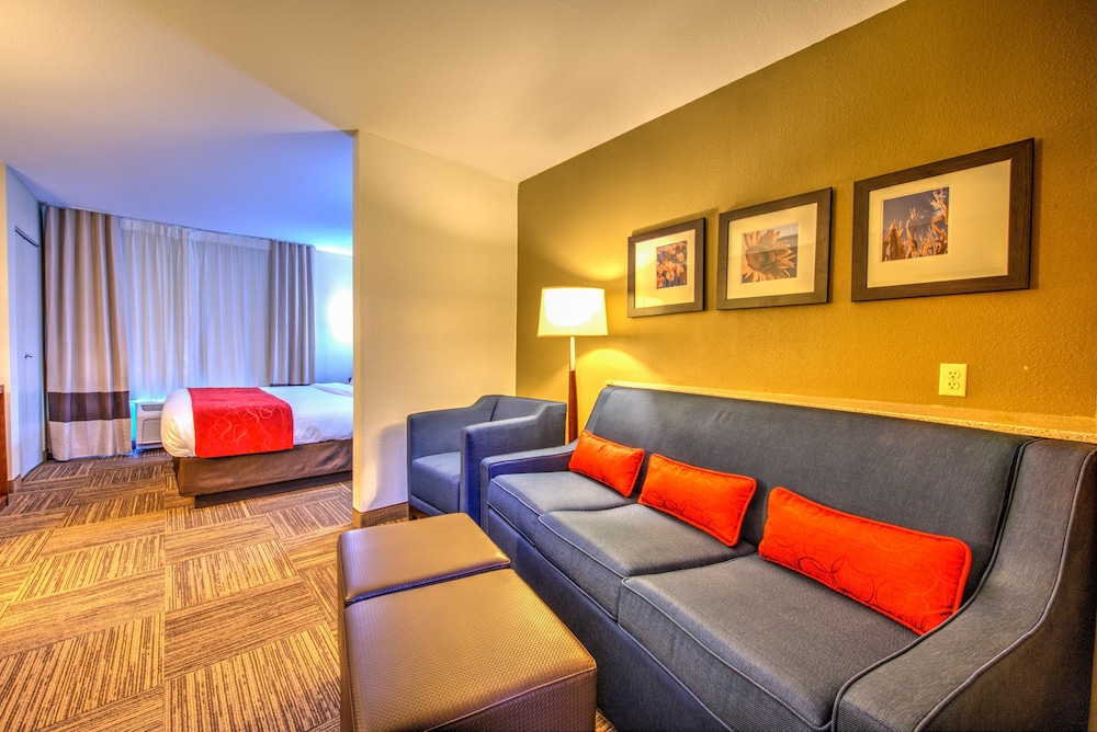 Suite, 1 King Bed, Non Smoking (Upgrade) - Photo 2