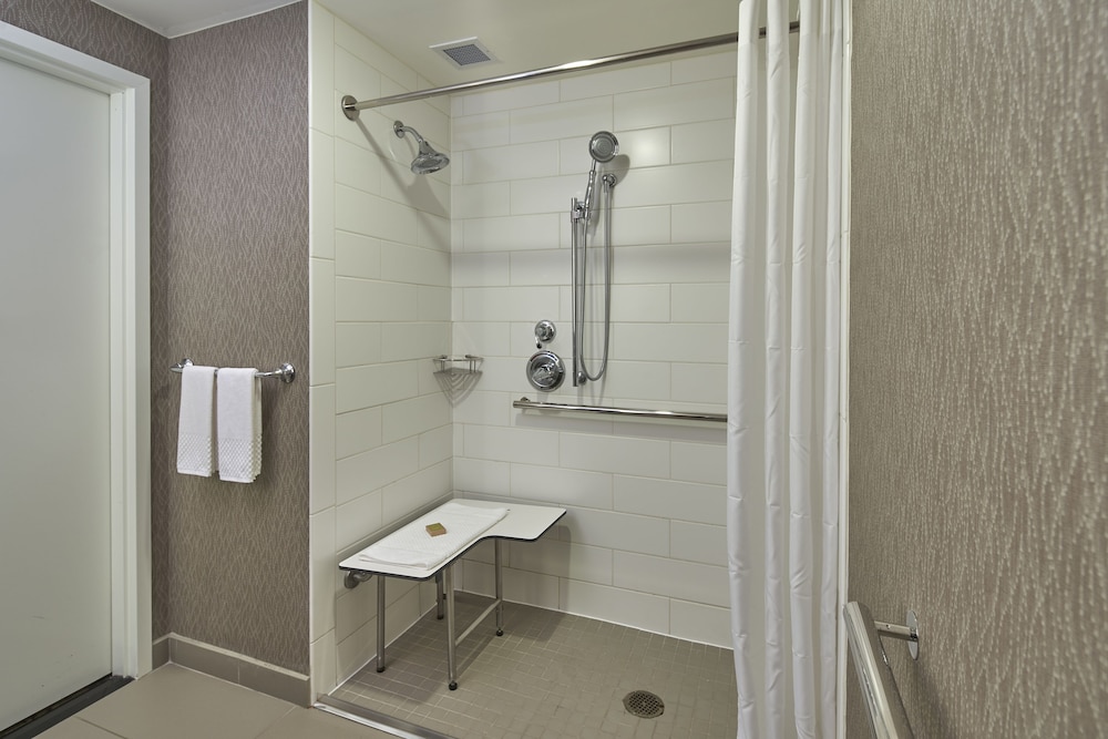 Room, 2 Queen Beds, Accessible - Photo 7