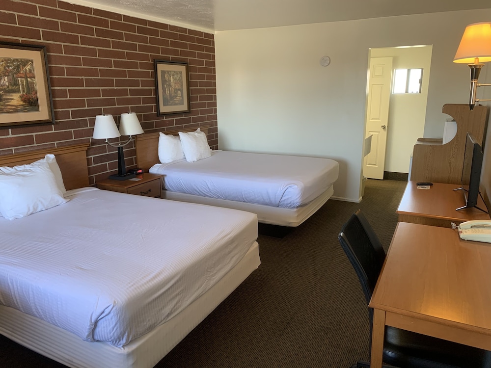 Room, 2 Queen Beds, Mobility Accessible, Non Smoking (Roll-in Shower) - Photo 1