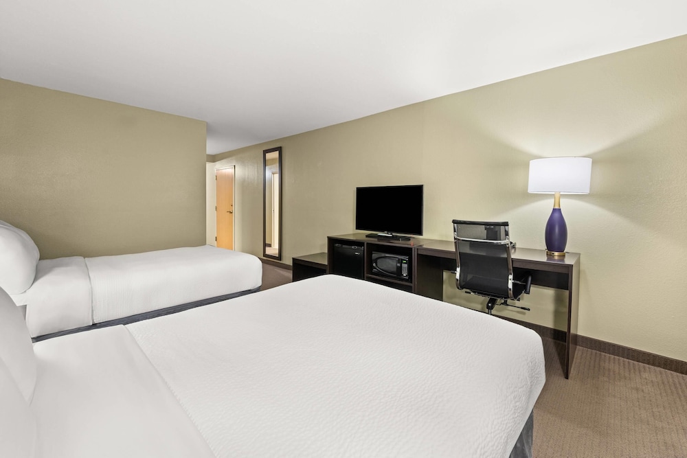 Double Room, 2 Double Beds, Accessible - Photo 3
