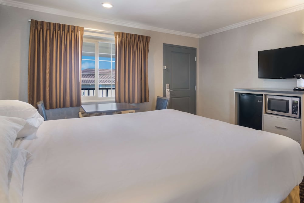 Standard Room, Multiple Beds, Non Smoking, Refrigerator & Microwave - Photo 3