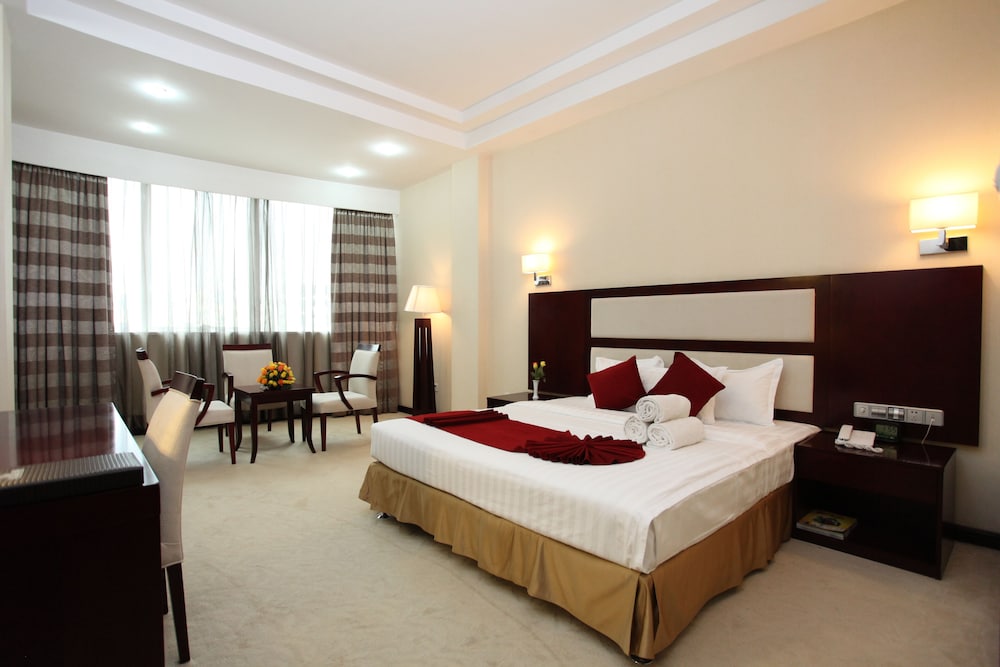 1 Queen Bed