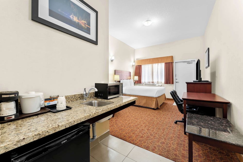 Standard Room, 1 Queen Bed, Accessible, Bathtub (Pet Friendly) photo 2