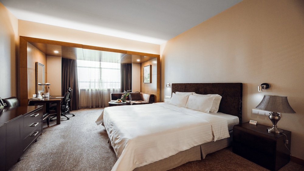Standard Room, 1 King Bed, Club Lounge Access - Photo 3