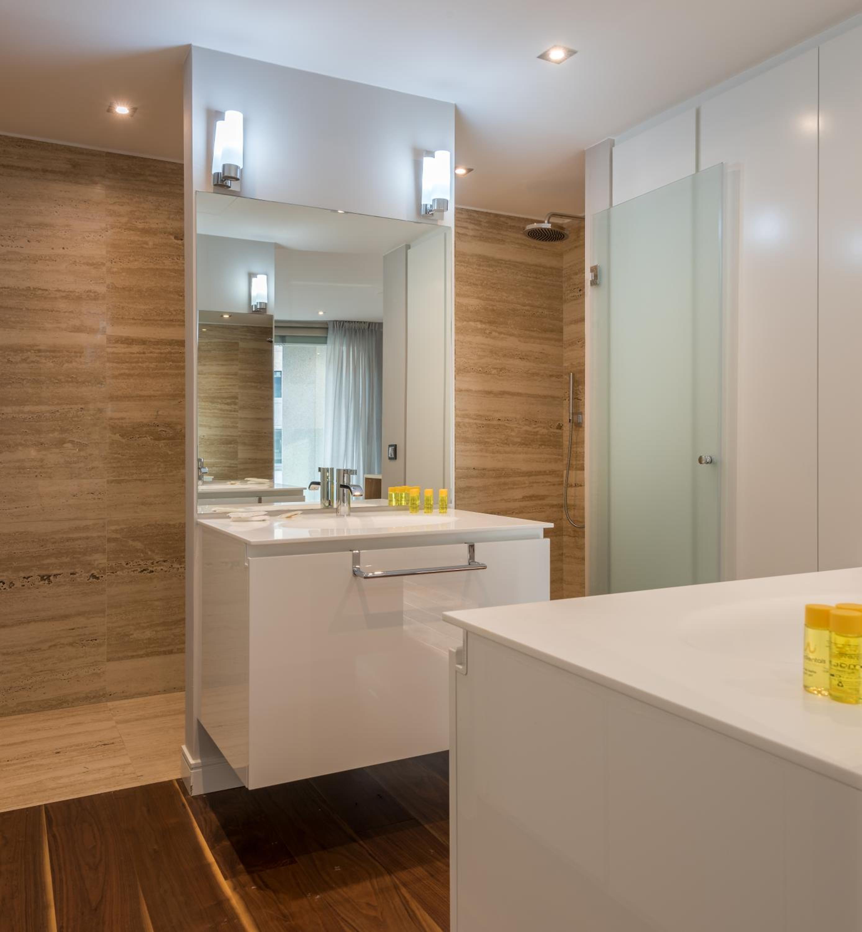 Skyline 3 Bedroom Duplex Apartment with terrace - Photo 14