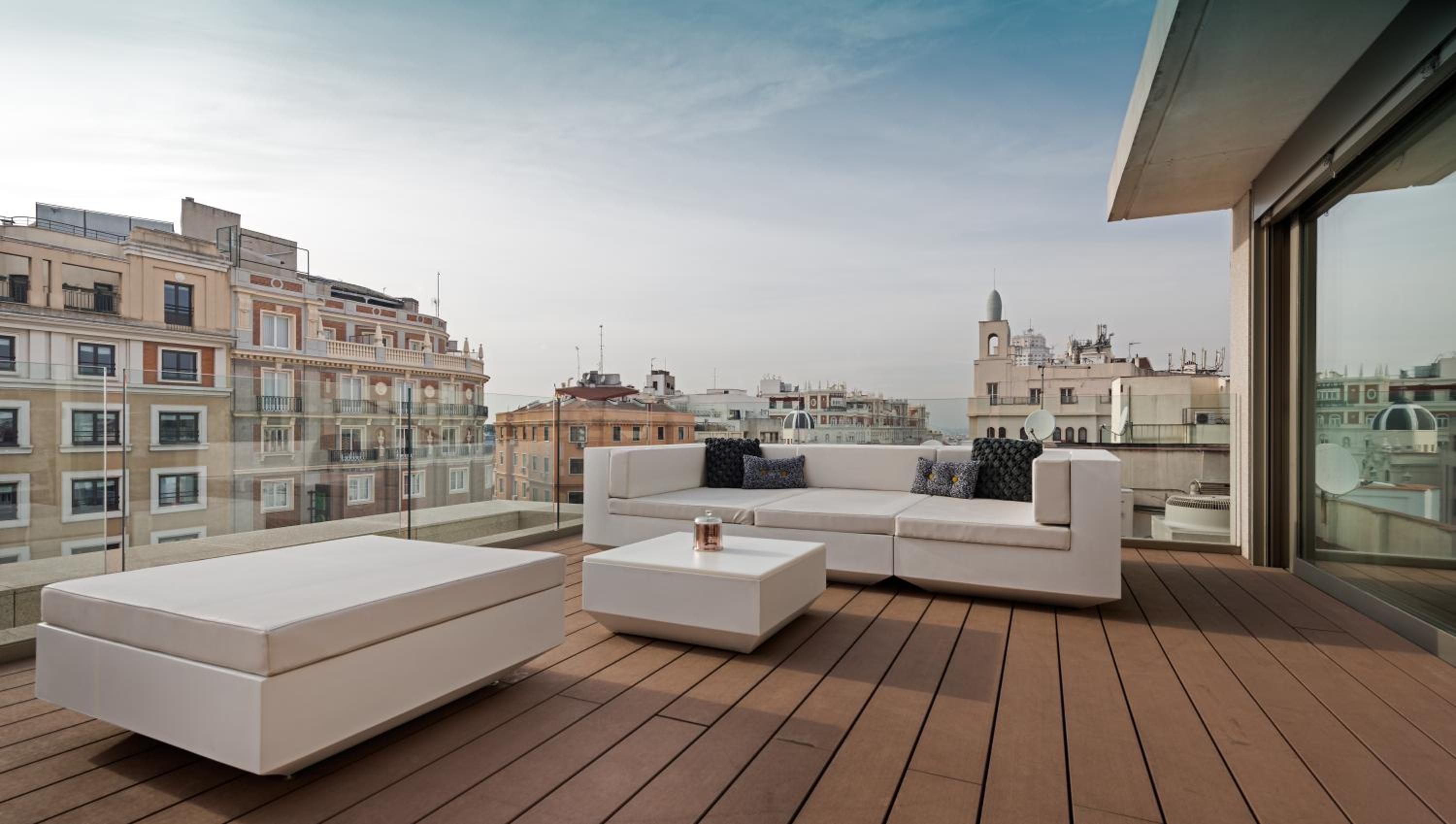 Skyline 3 Bedroom Duplex Apartment with terrace - Photo 16