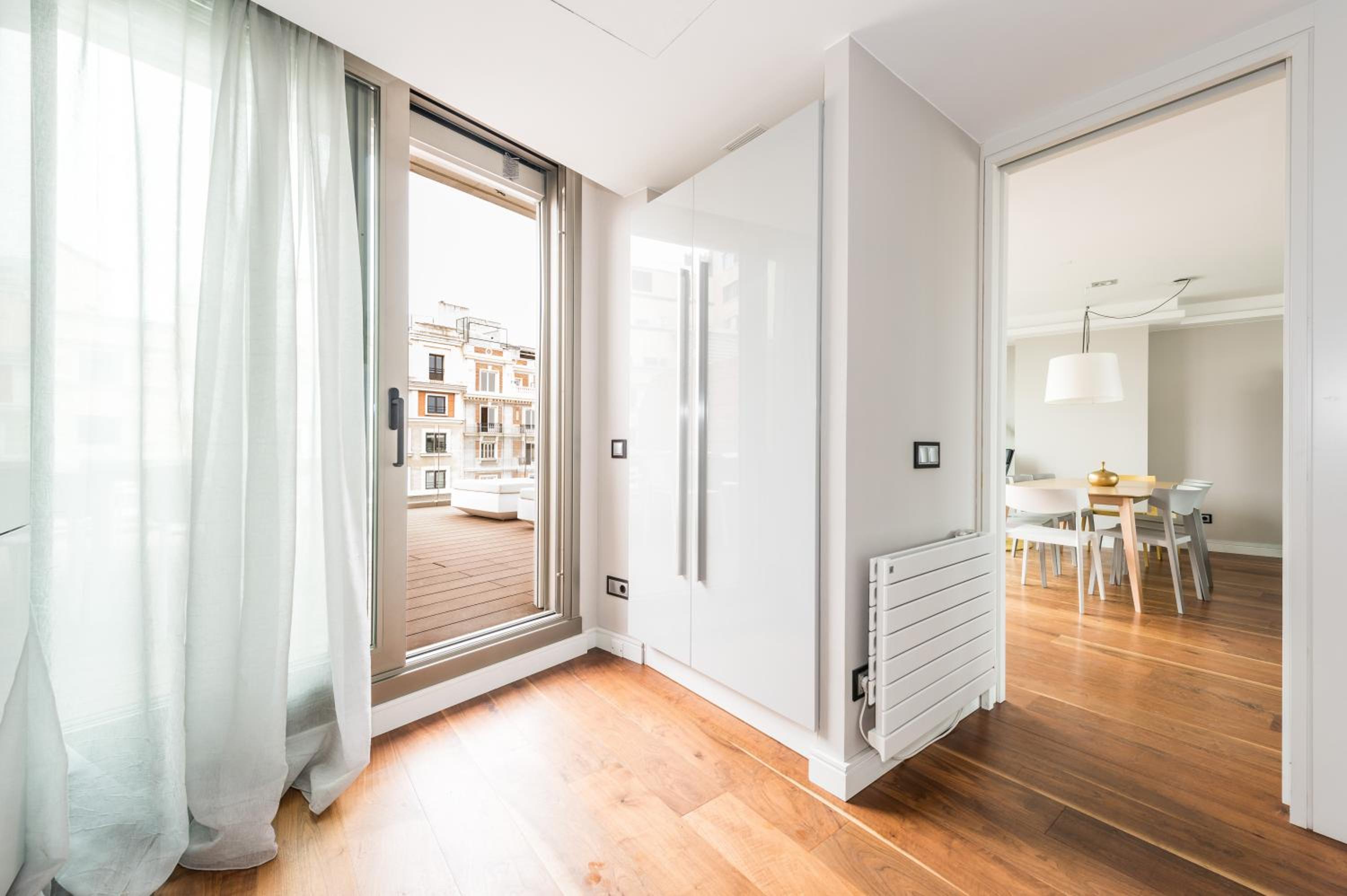 Skyline 3 Bedroom Duplex Apartment with terrace - Photo 4