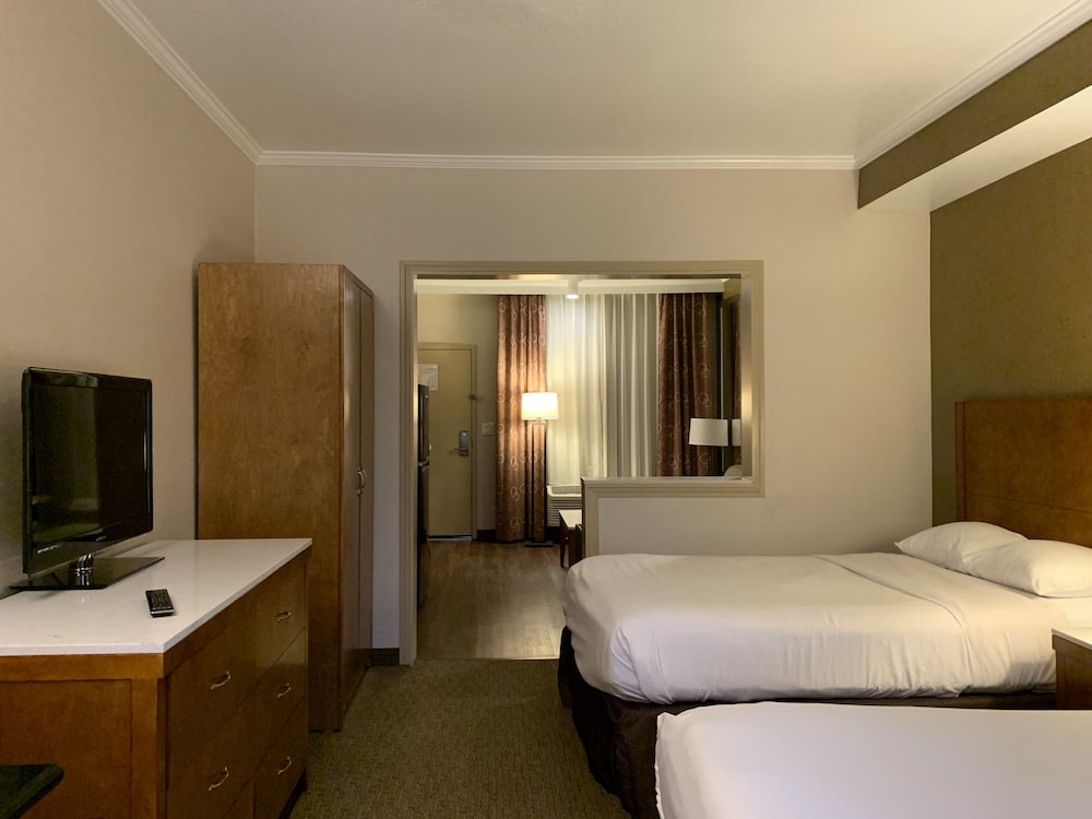 Suite, 2 Double Beds, Non Smoking, Pool View - Photo 2