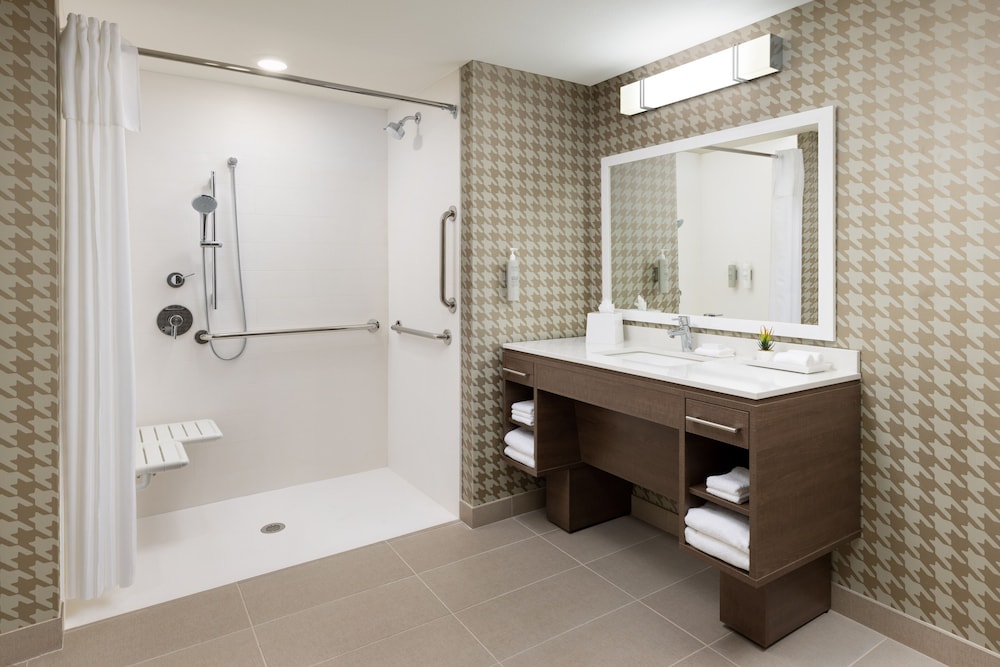 Studio, 1 King Bed, Accessible (Roll-In Shower)