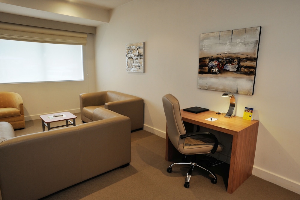 Executive Suite, 1 King Bed, Non Smoking, Jetted Tub - Photo 10