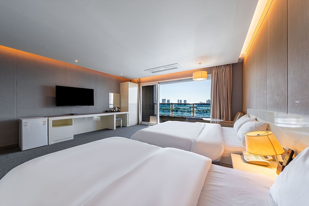 Deluxe Twin Room for 2 person (Front View/Balcony)
