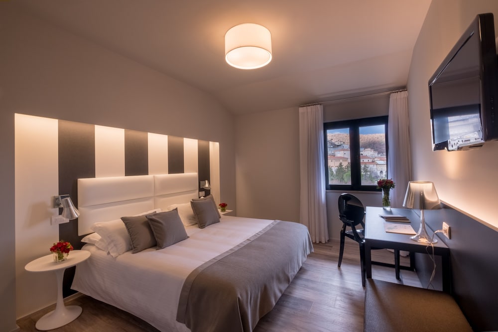 Deluxe Double or Twin Room - Photo 5