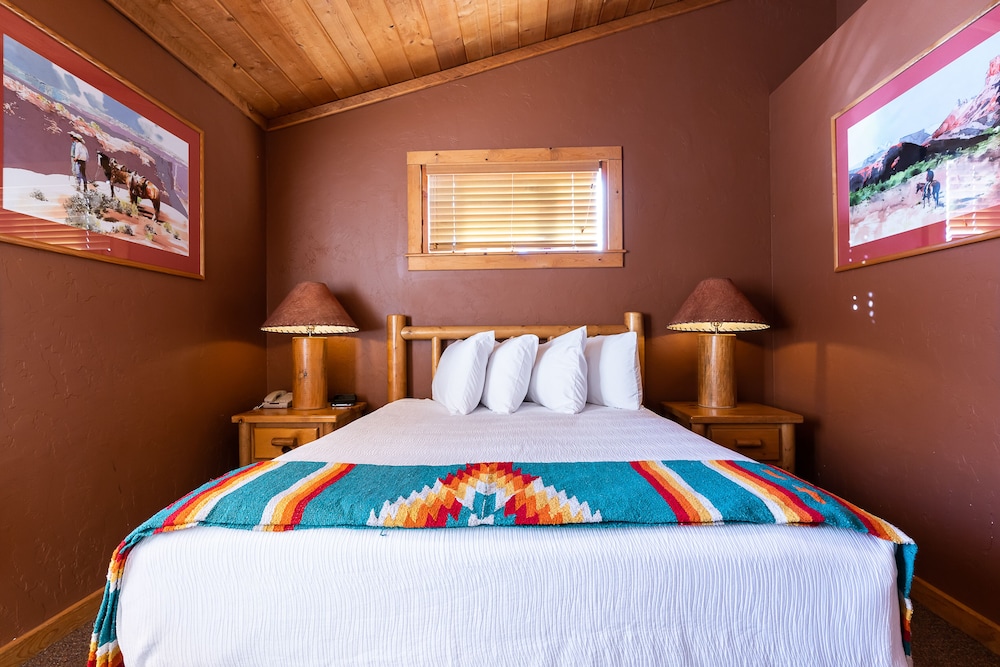 Queen Cabin, 2 Bedroom photo 3