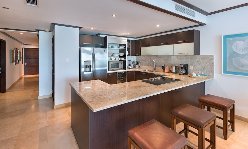 Luxury Condo photo 2