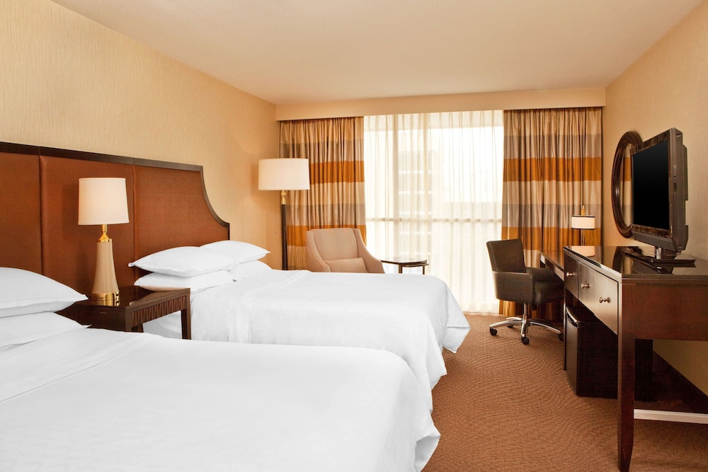 Suite, 2 Queen Beds, Non Smoking, Corner - Photo 2