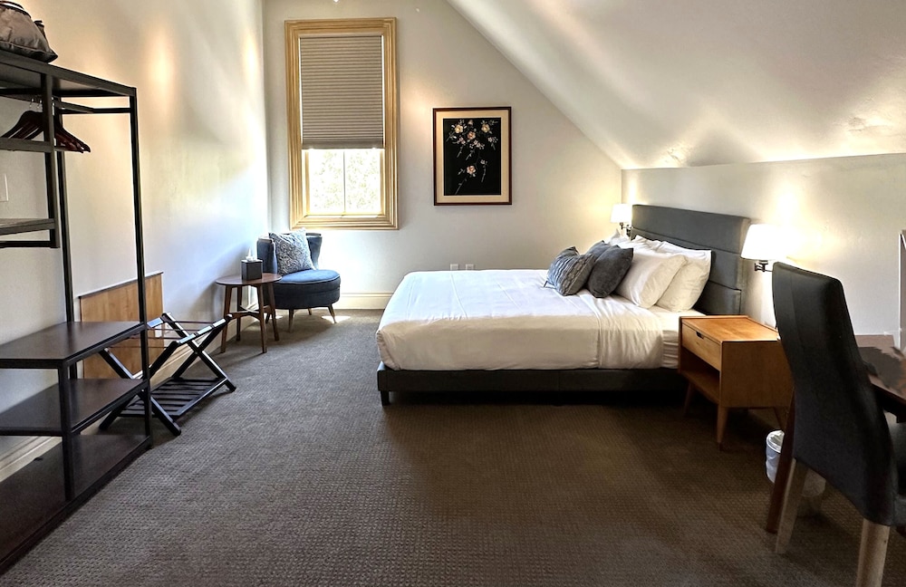 Standard Room, 1 King Bed, Non Smoking, Private Bathroom photo 2