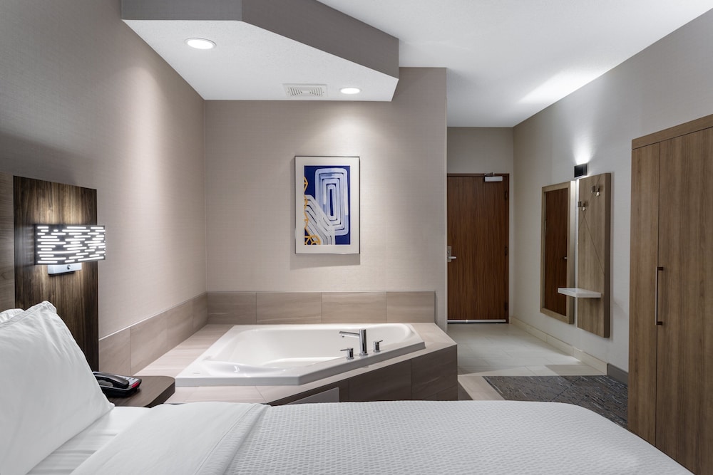 Standard Room, 1 King Bed, Jetted Tub - Photo 4