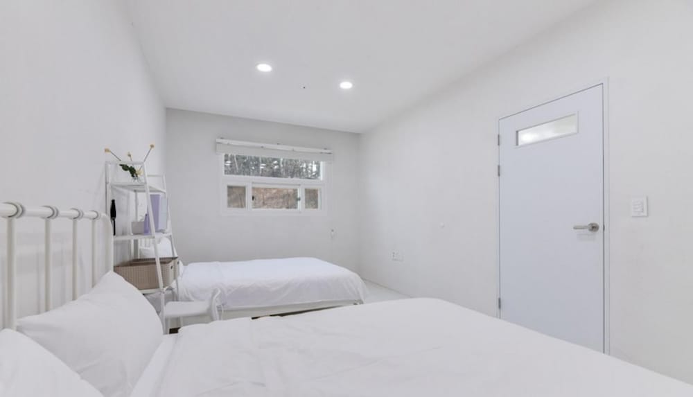 Room (8-person two-room No 205)