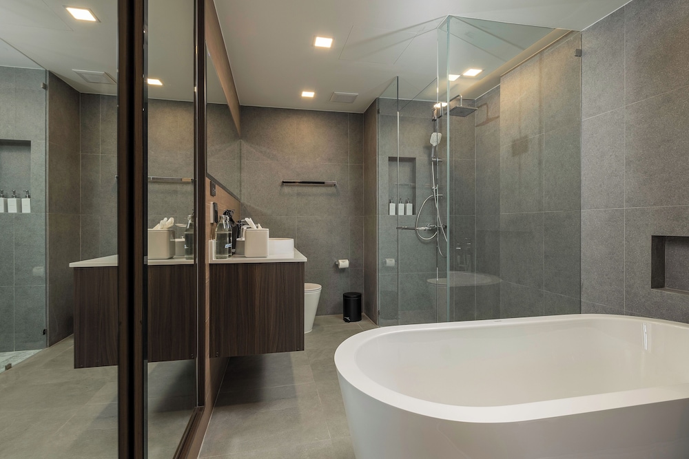Deluxe Room, 1 King Bed, Bathtub - Photo 3