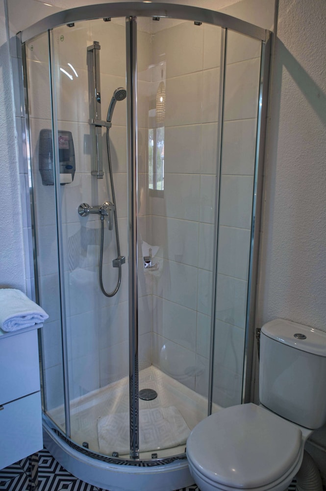 Standard Room, 3 Twin Beds - Photo 20