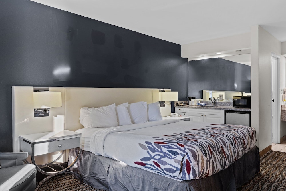 King Bed Deluxe With Wet Bar photo 2