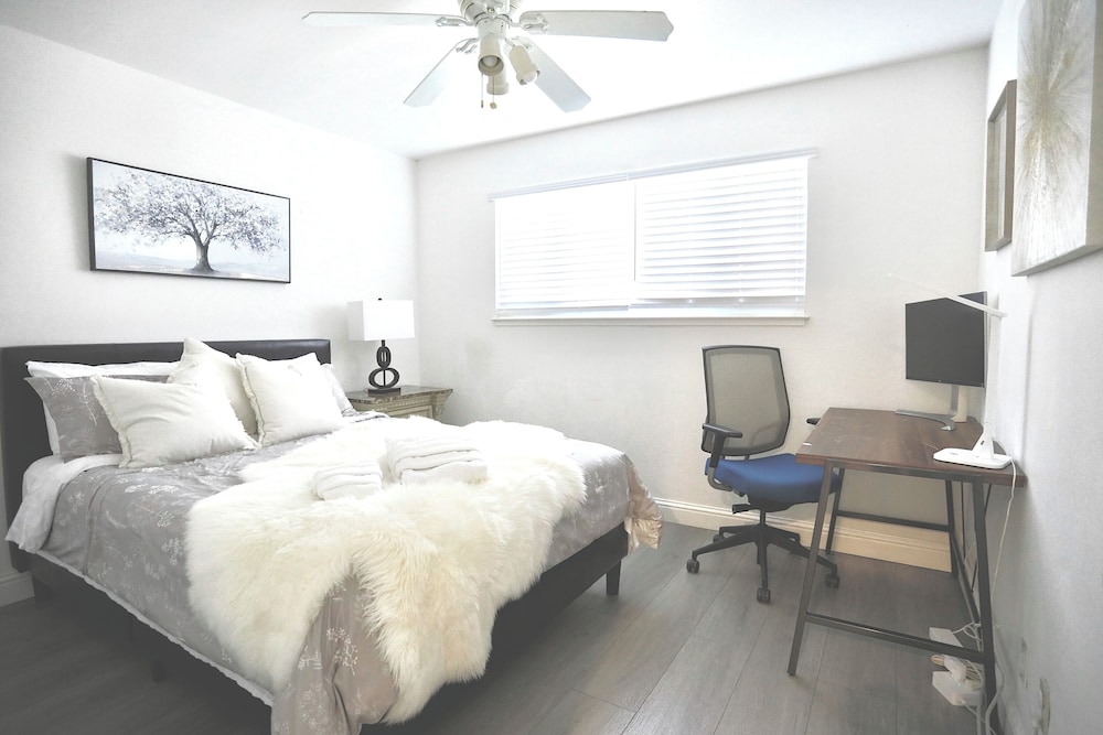 Business Apartment, 2 Bedrooms, Patio, Corner photo 1