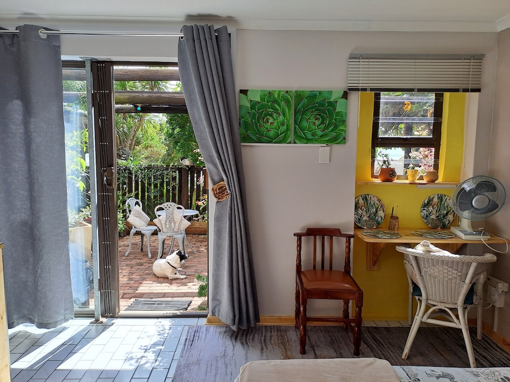 Studio, Ground floor photo 2