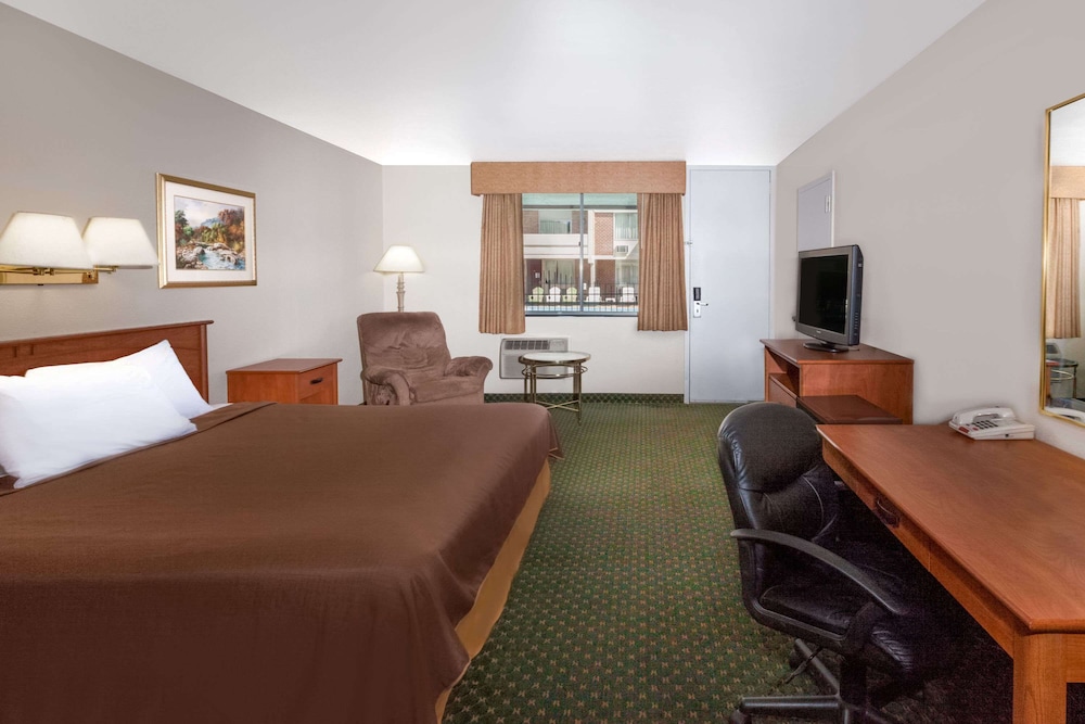 Standard Room, 1 King Bed - Photo 1