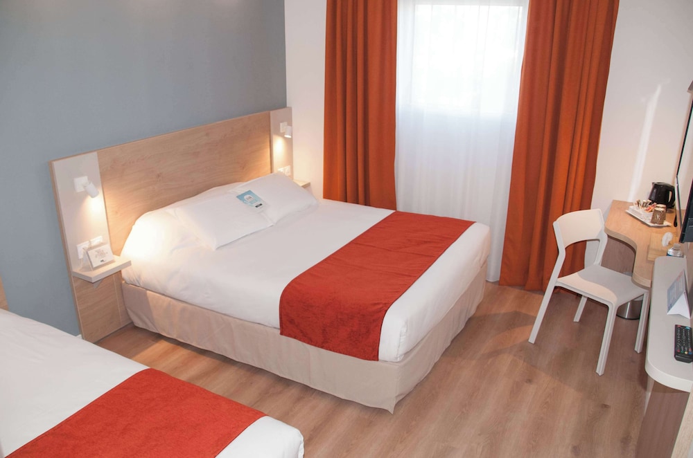 Standard Room, Multiple Beds - Photo 3
