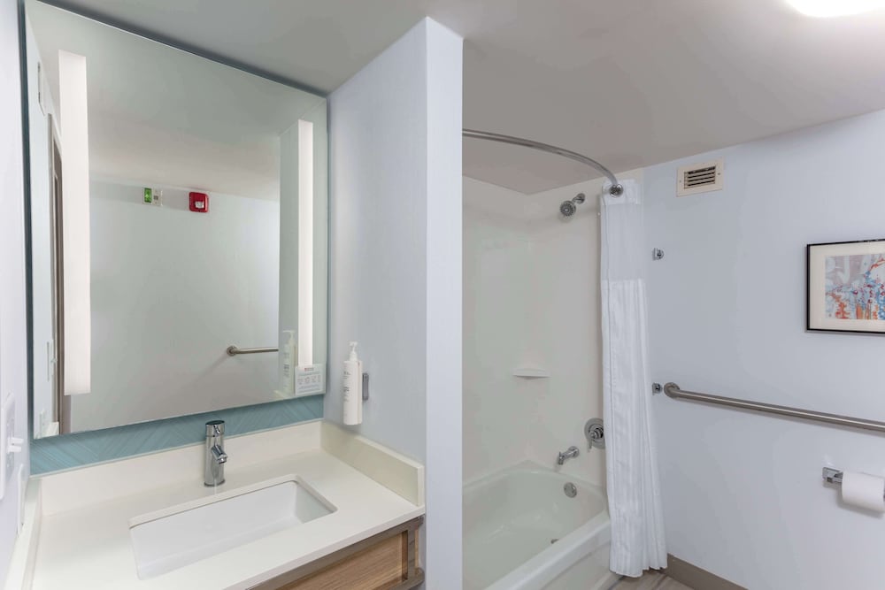 Room, 2 Queen Beds, Accessible, Bathtub (Mobility & Hearing) - Photo 3