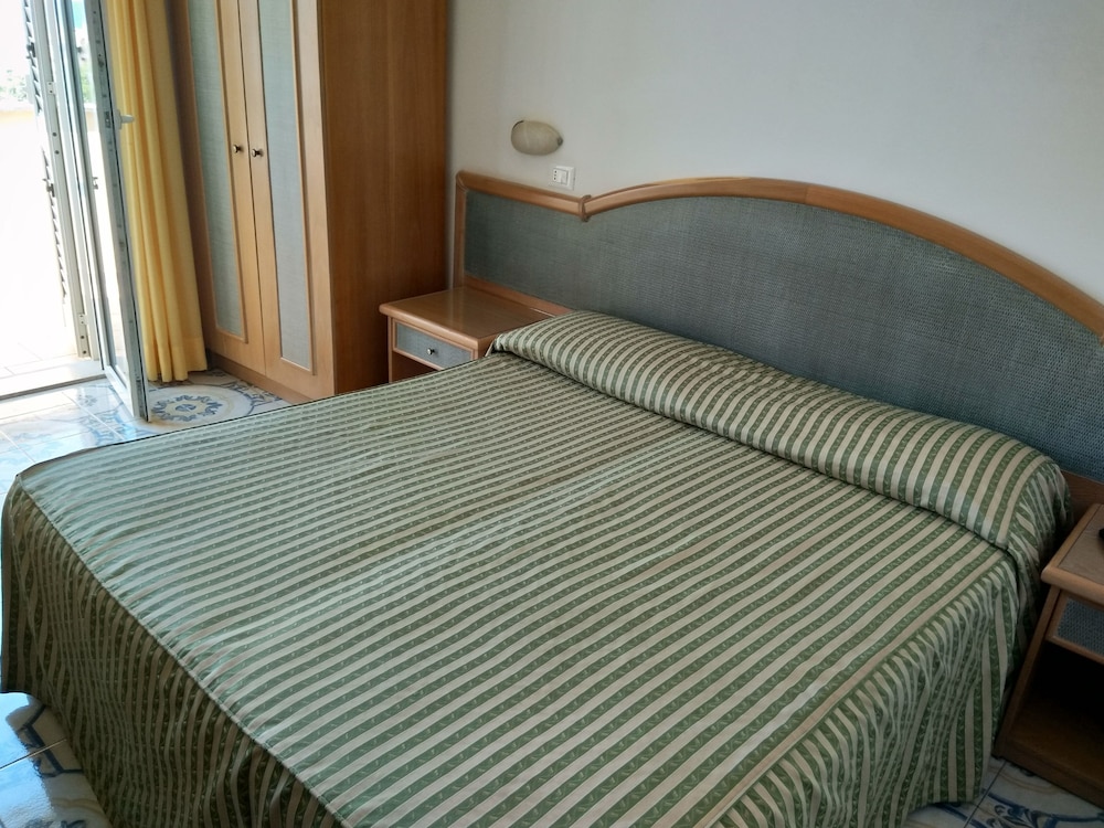 Economy Quadruple Room photo 1
