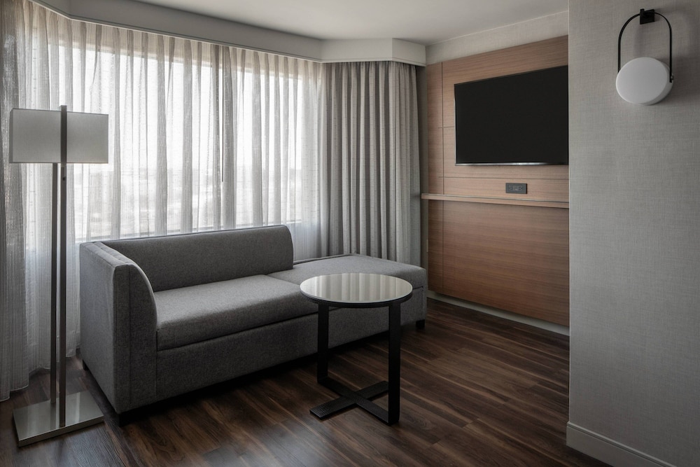 Executive Room, 1 King Bed with Sofa bed - Photo 2