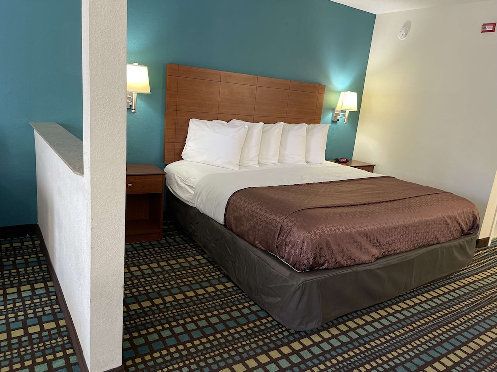Suite, 1 King Bed, Non Smoking, Refrigerator & Microwave - Photo 2