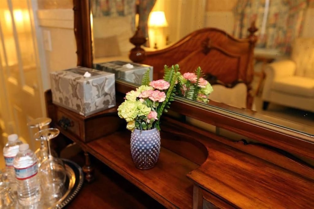 Standard Room, 1 Queen Bed, Private Bathroom (Queen Room) photo 3