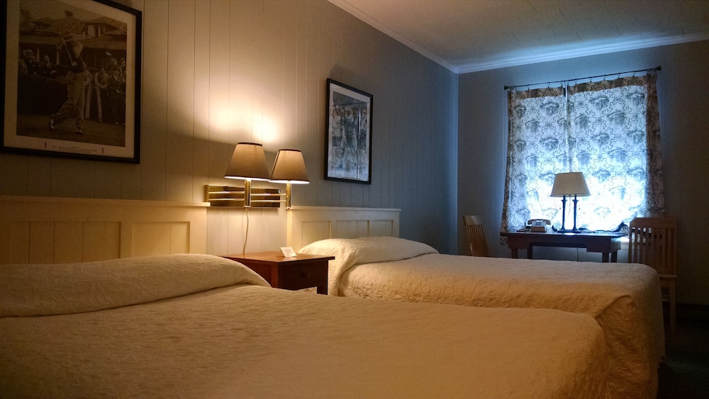 Economy Room, 2 Double Beds, Refrigerator & Microwave, Mountain View photo 3