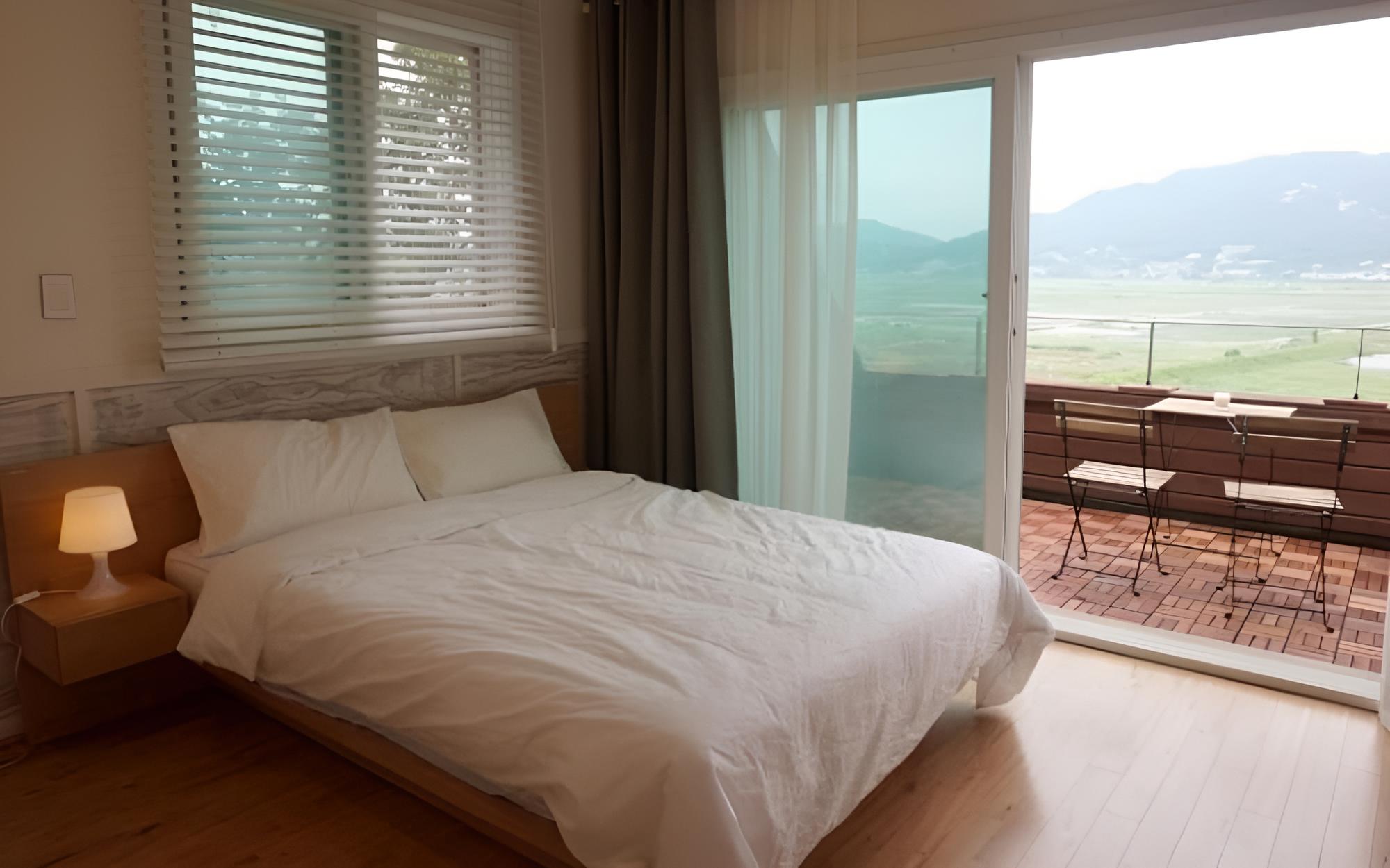 Room (Room 201)