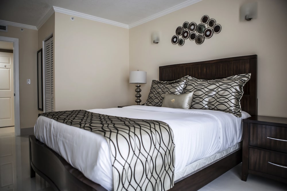 Standard Room, 1 Queen Bed (Superior One-Bedroom Suite) photo 2
